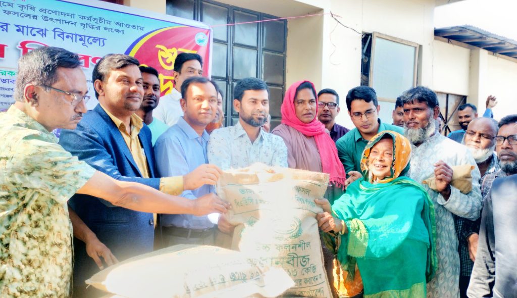 সুন্দরগঞ্জে বিনামূল্যে বীজ ও সার পেয়ে হাঁসি ফুটেছে কৃষকের মুখে