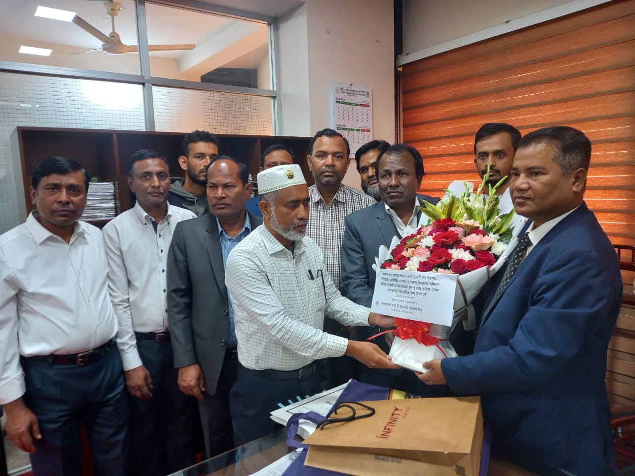 জেজিটিডিএসএল এর সমন্বয় কর্মকর্তা জনাব মো. রমিজ উদ্দিনকে ফুলেল শুভেচছা