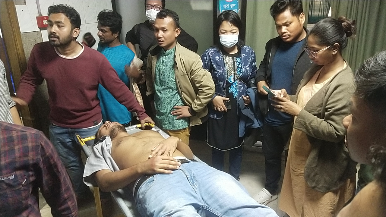 এনসিটিবির সামনে দুই পক্ষের কর্মসূচিতে মারামারি, আহত ৮