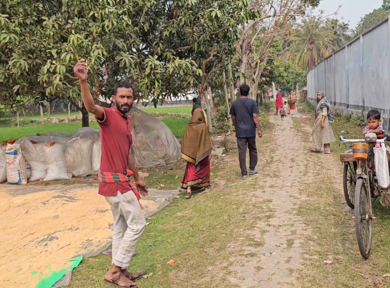 খুলনা ফুলতলা পল্লীমঙ্গল মডেল সরকারি প্রাথমিক বিদ্যালয়ের কোমলমতি শিক্ষার্থীদের প্রাণের দাবি রাস্তা সংস্কার