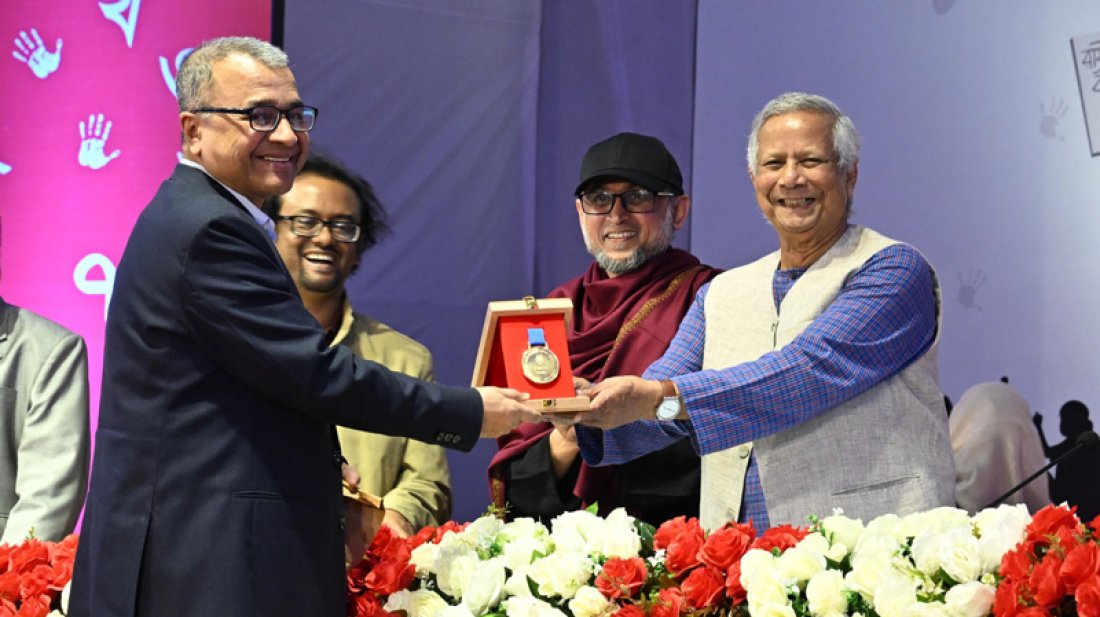 সাত লেখকের হাতে ‘বাংলা একাডেমি সাহিত্য পুরস্কার’ তুলে দিলেন প্রধান উপদেষ্টা