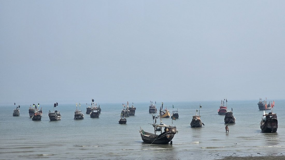 নাফ নদ ও সাগরে যেতে ভয় জেলেদের