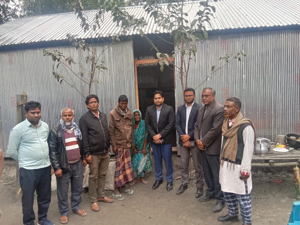 গৃহহীন মিজানুরকে বসবাসের জন্য ঘর উপহার দিল উপজেলা প্রশাসন
