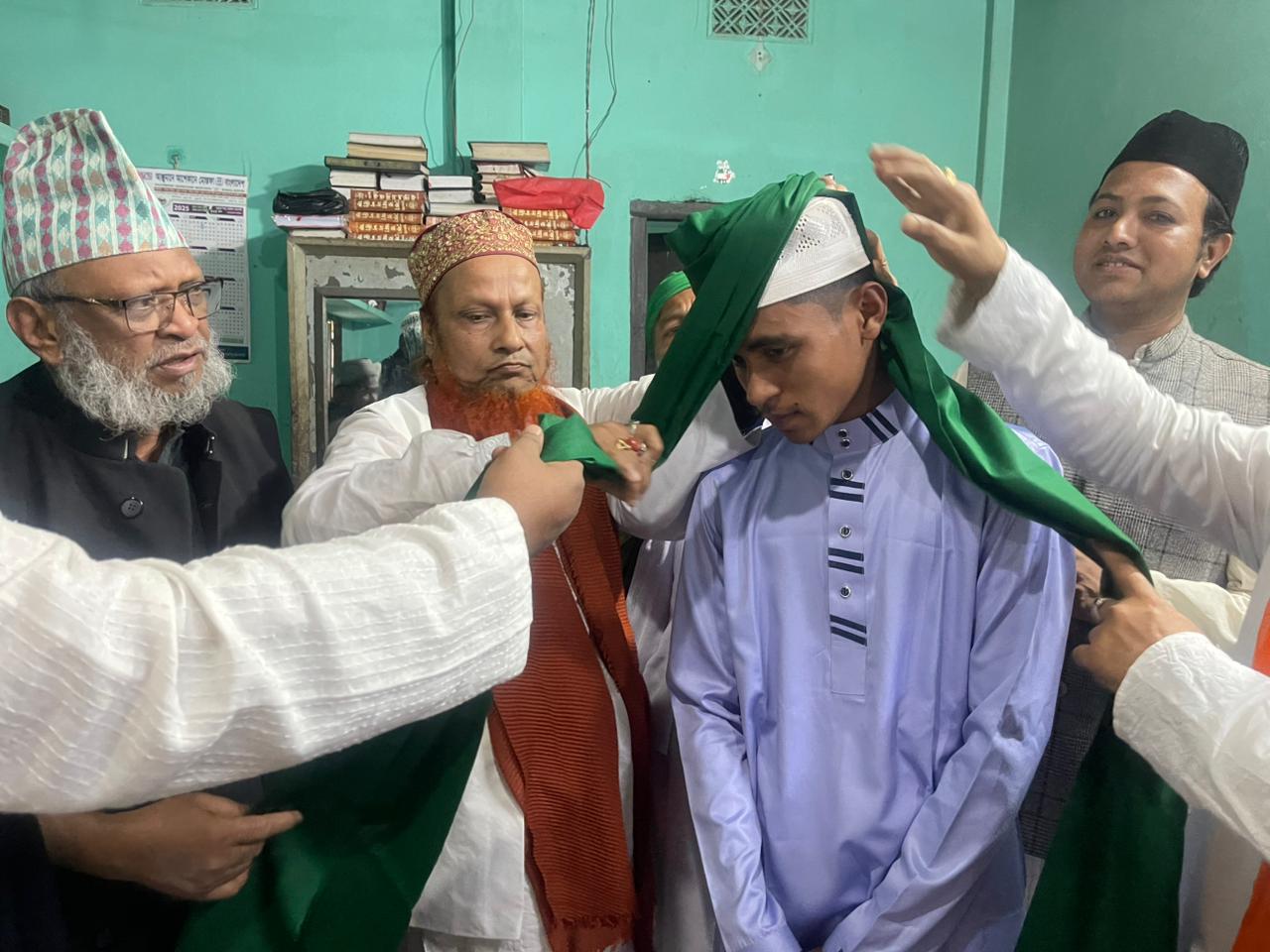 পবিত্র শবে বরাত উপলক্ষে চুনারুঘাট মুড়ার বন্দ দরবার শরীফে হাফিজিয়া মাদ্রাসায় হাফেজ ছাত্রকে পাগড়ি পরিধান ও দোয়া মাহফিল