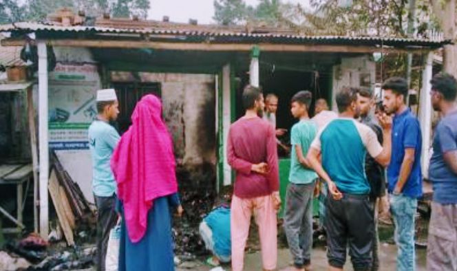 অভয়নগরে আগুনে পুড়ে লিয়াকতের স্বপ্ন পুড়ে ছাই, দশলাখ টাকার ক্ষতি