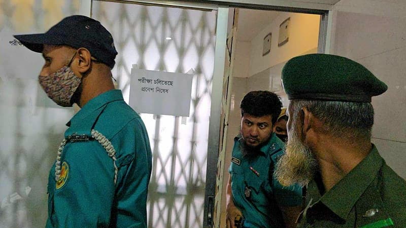 ডা. প্রাণ গোপাল দত্তের মেয়েকে ধরতে ছাত্র-জনতার বিএমইউ অবরুদ্ধ