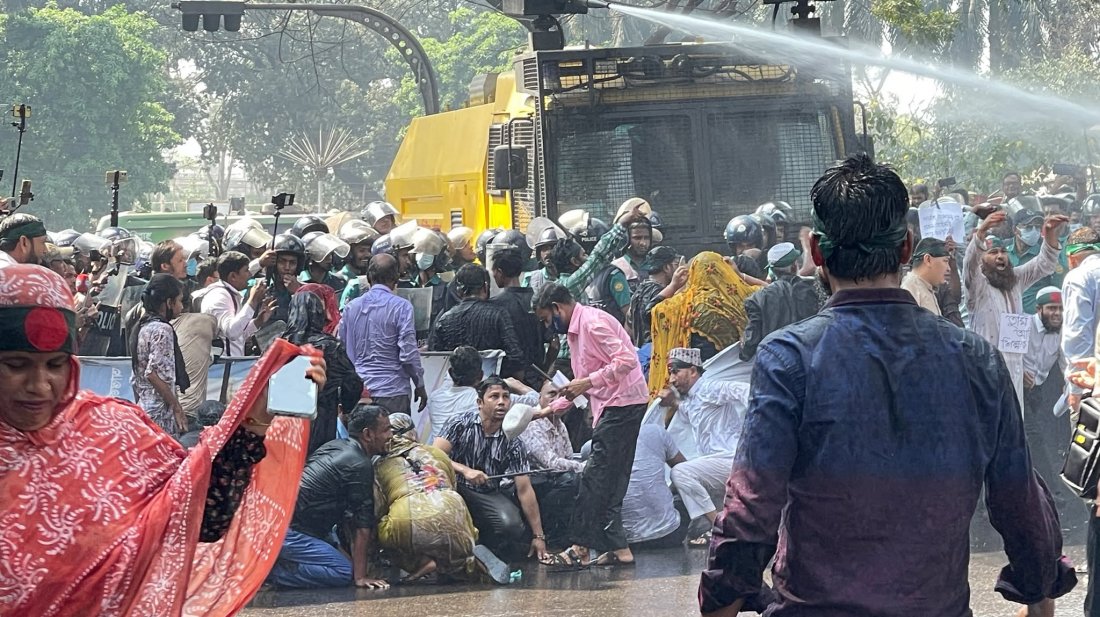 বেসরকারি প্রাথমিক শিক্ষকদের ওপর পুলিশের জলকামান ও লাঠিচার্জ