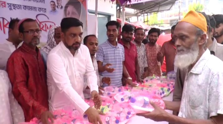 বনানী থানা স্বেচ্ছাসেবক দলের নেতৃত্বে ইফতার বিতরণ