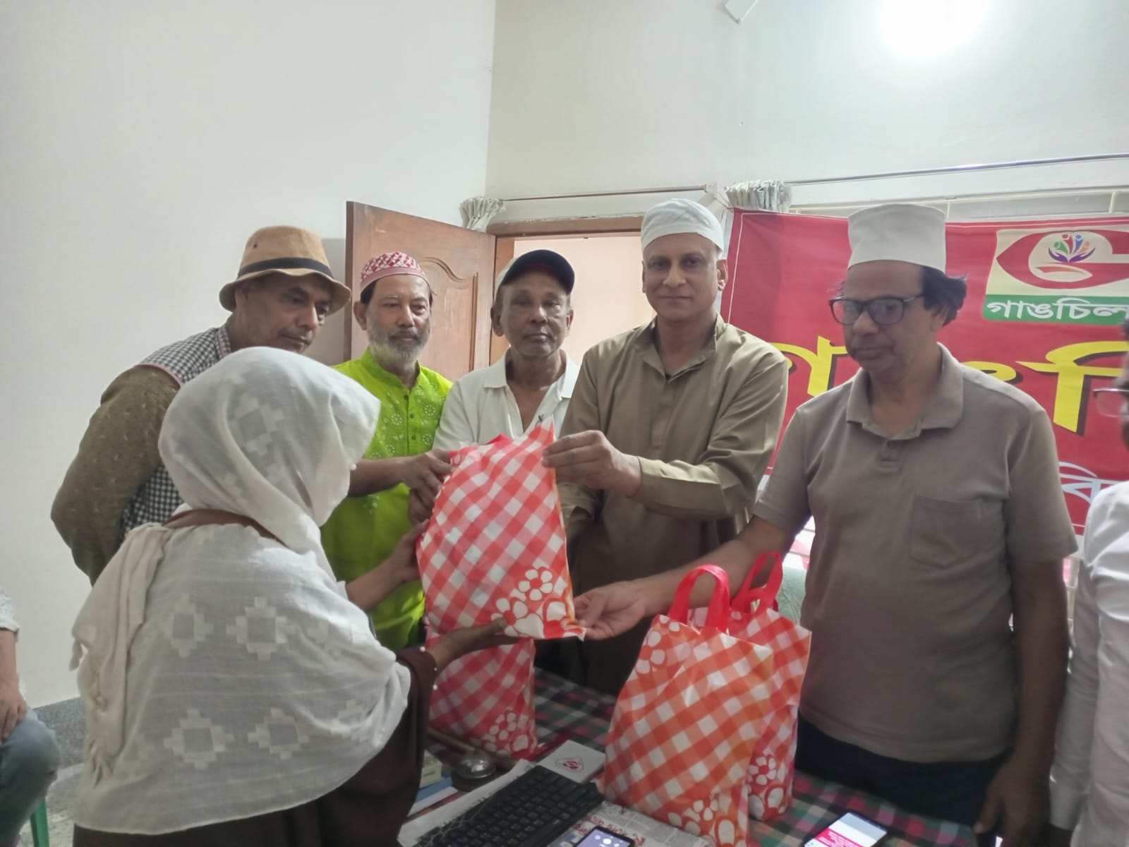 খুলনা গাঙচিলের ঈদ উপহার বিতরণ