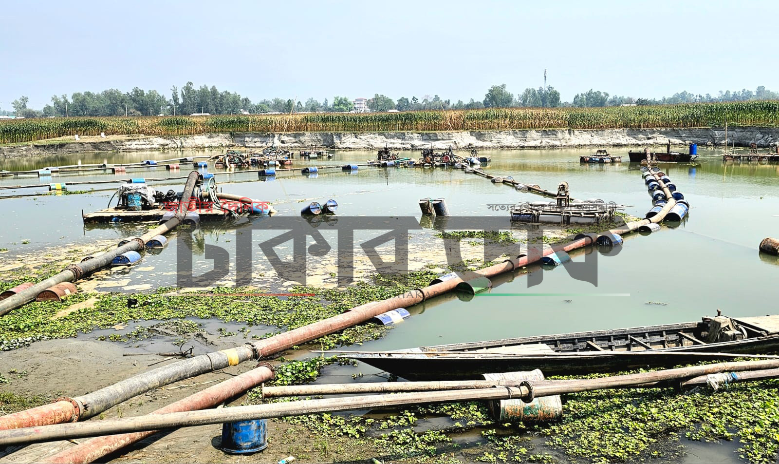 অবৈধ ভাবে ড্রেজারে বালি উত্তোলন বন্ধের দাবিতে মানববন্ধন
