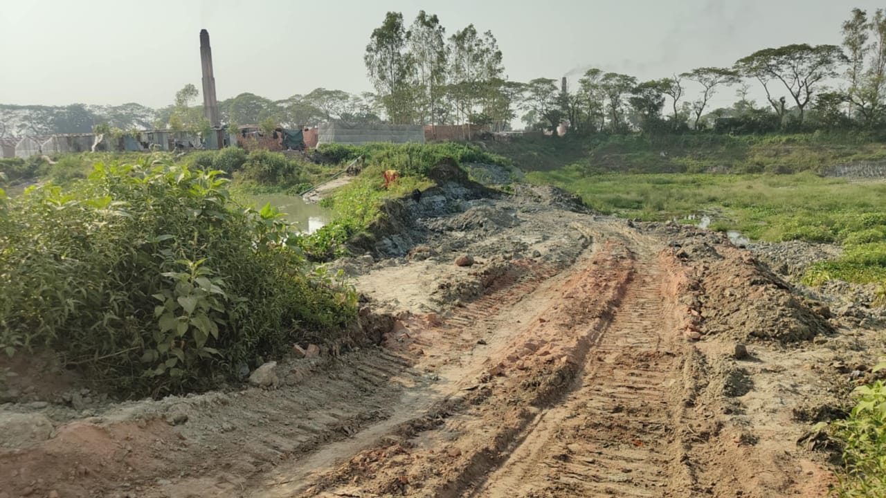 কালিয়াকৈরে আদালতের নির্দেশ অমান্য করে মাছের খামারের আইল থেকে মাটি কেটে নেয়ার অভিযোগ