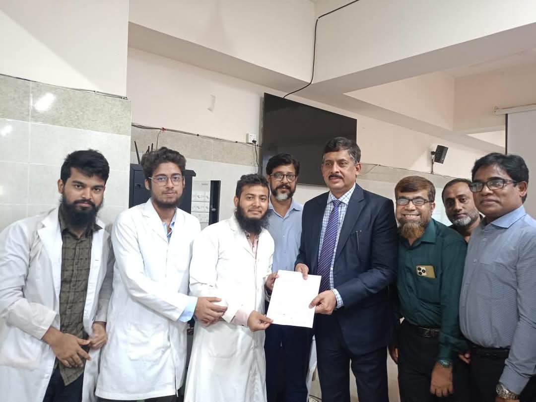 ৫০০ শয্যাবিশিষ্ট হাসপাতাল স্থাপনের দাবিতে কক্সবাজার মেডিকেলের শিক্ষার্থীদের স্বারকলিপি প্রদান