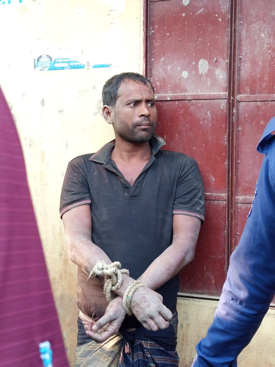 <span>গণধোলাই দিয়ে পুলিশে সোপর্দ / </span>চুনারুঘাটে উবাহাটা ইউনিয়নে জনতার হাতে ডাকাত আটক