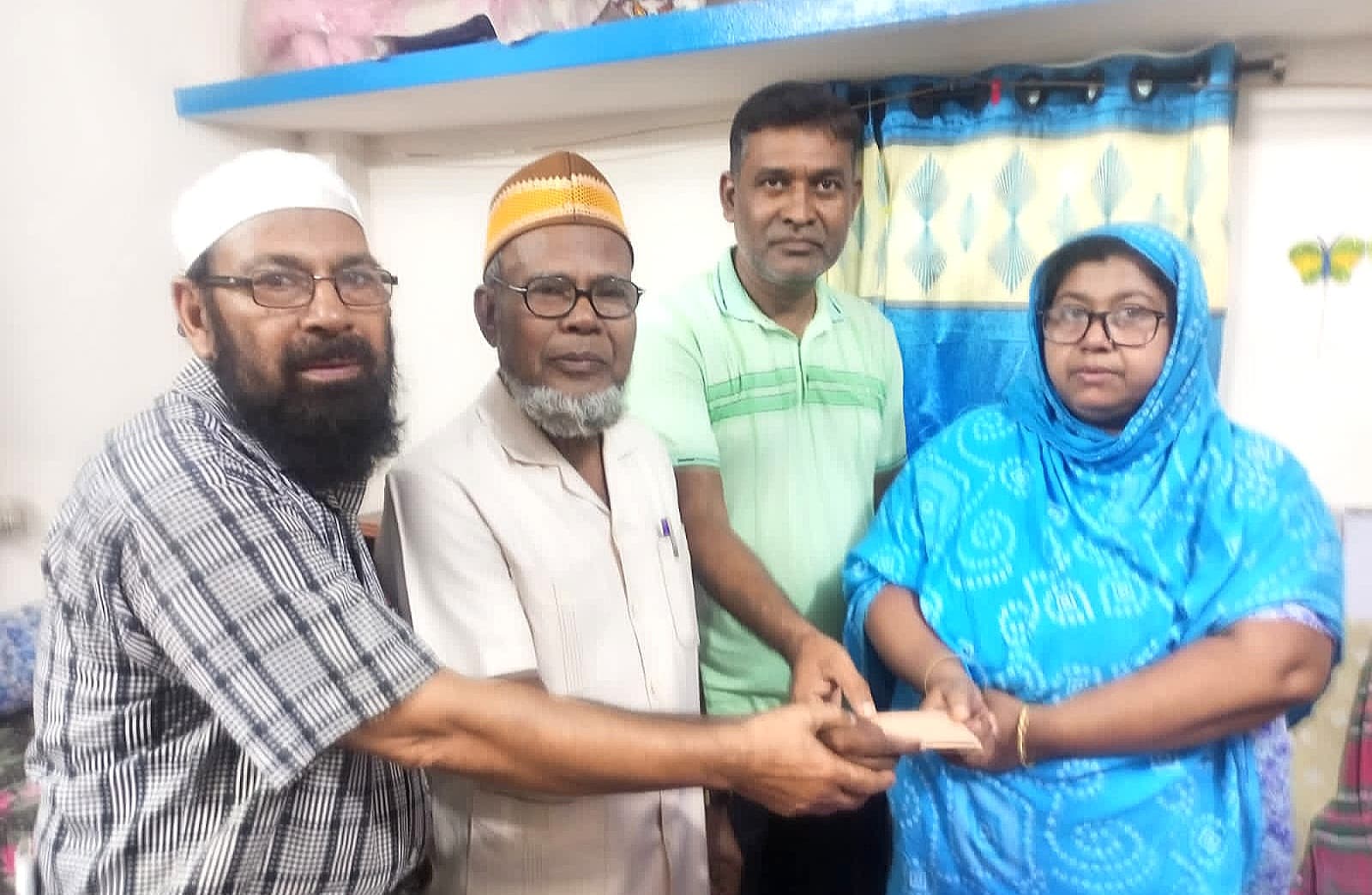 খুলনায় সাহিত্য অনুষ্ঠান শেষে অস্বচ্ছল লেখিকার ঘর নির্মাণের অর্থ প্রদান