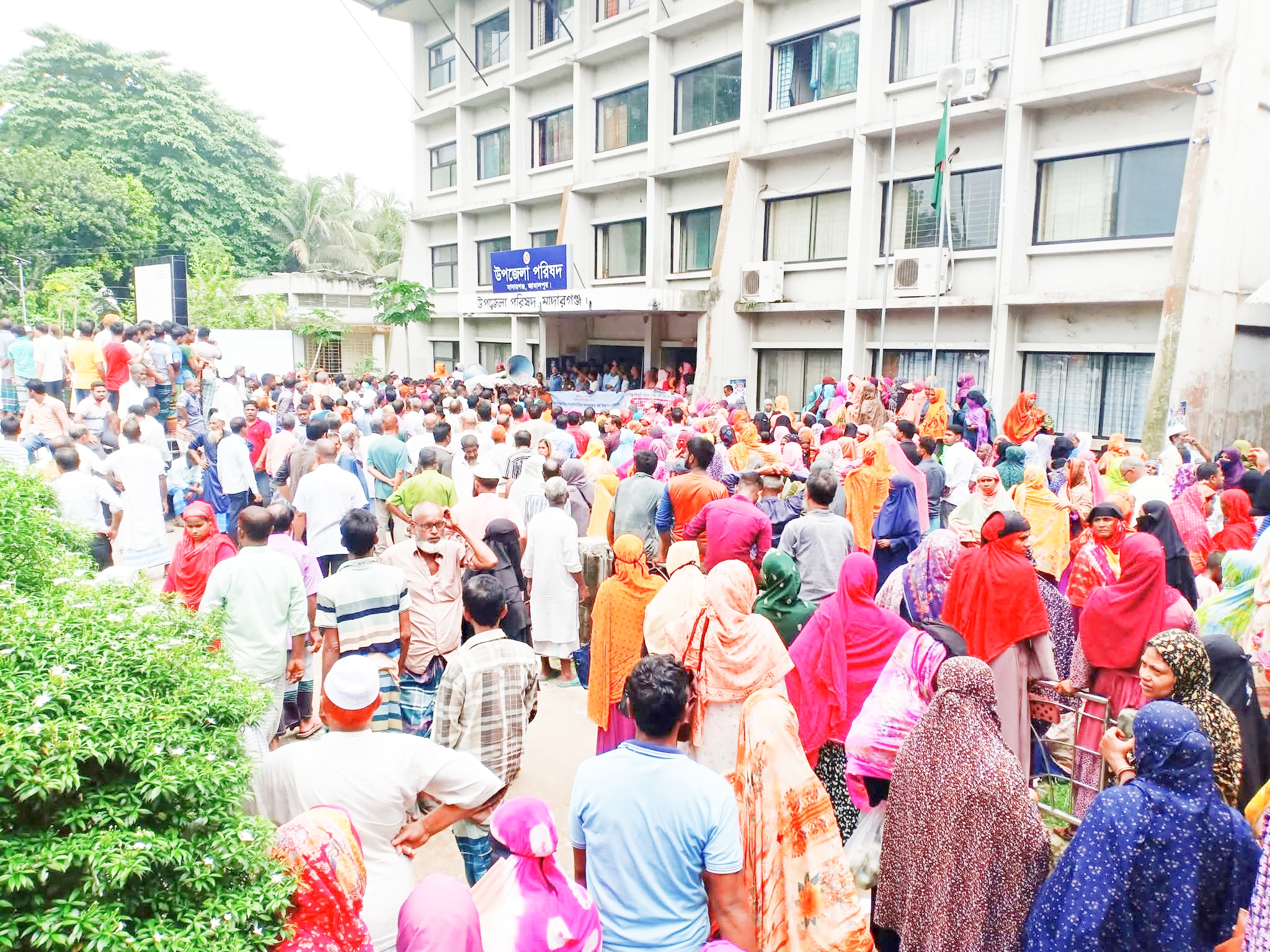 মাদারগঞ্জে আমানতের টাকা উদ্ধারে গ্রাহকদের বিক্ষোভ, ব্যাহত হচ্ছে নাগরিক সেবা   