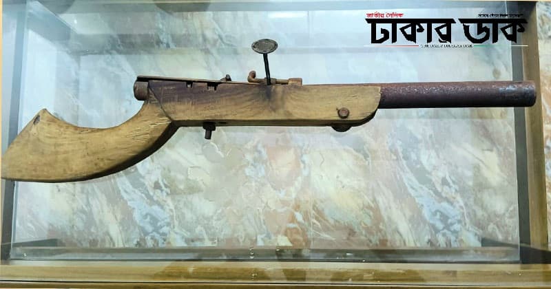 হলের টয়লেটের সিলিং থেকে পুরাতন দেশীয় অস্ত্র উদ্ধার