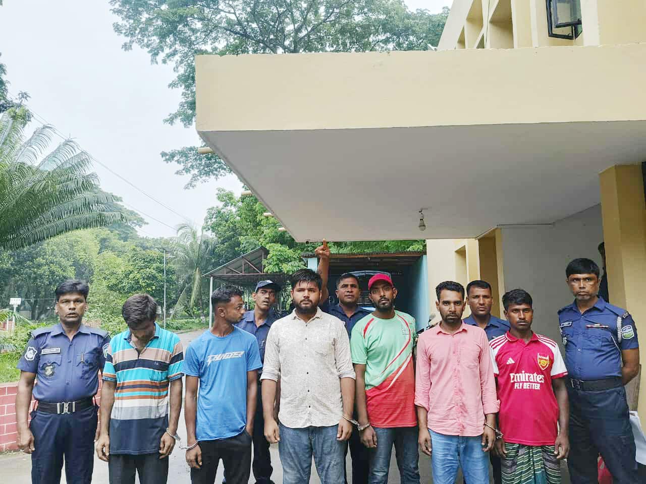 মাদারগঞ্জে হত্যাকান্ডে জড়িত-১  মাদককারবারি-২ ও চাঁদাবাজির অভিযোগসহ আটক ৬ 
