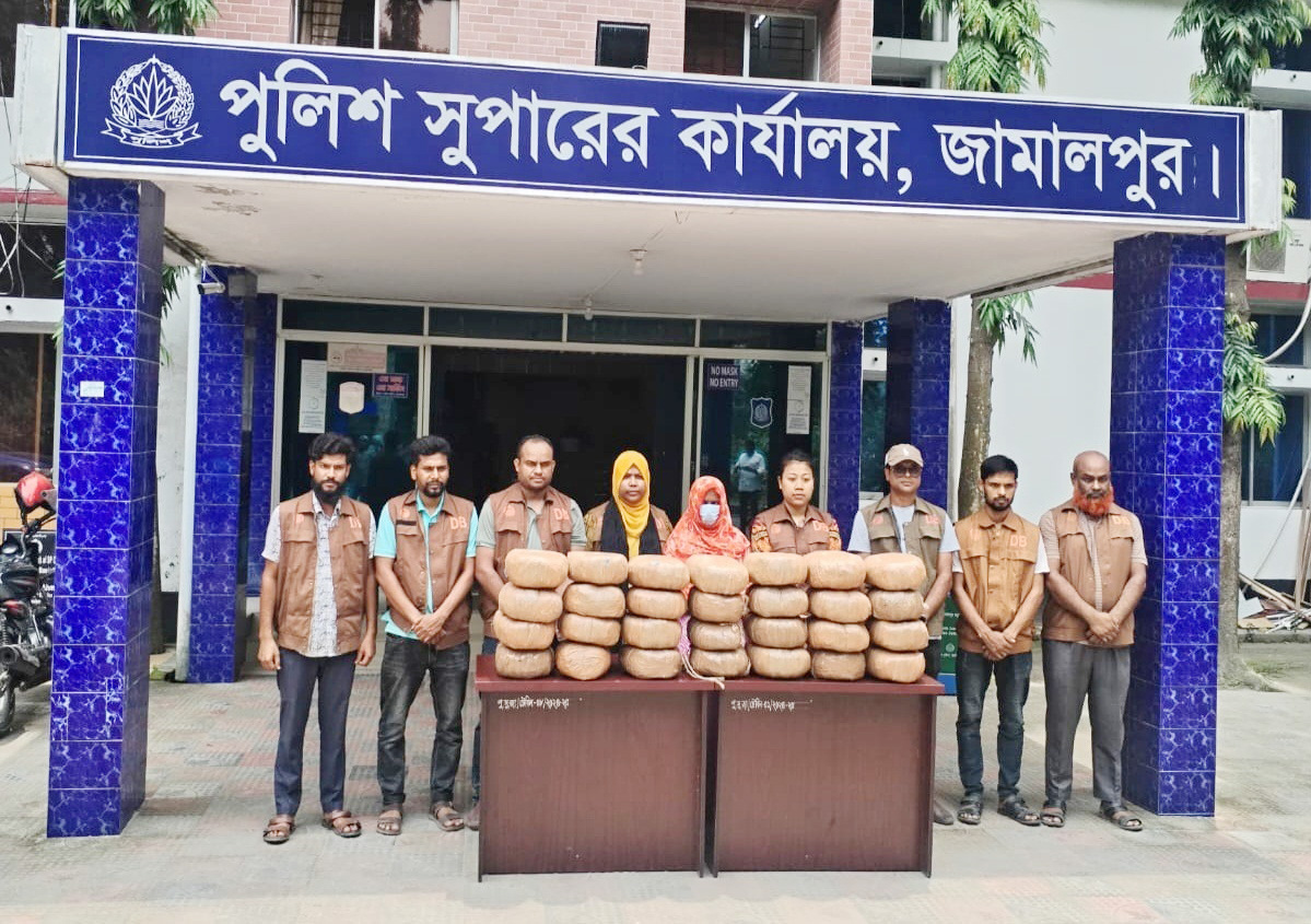 জামালপুরে ৭৪ কেজি গাঁজাসহ নারী মাদক ব্যবসায়ী গ্রেফতার 