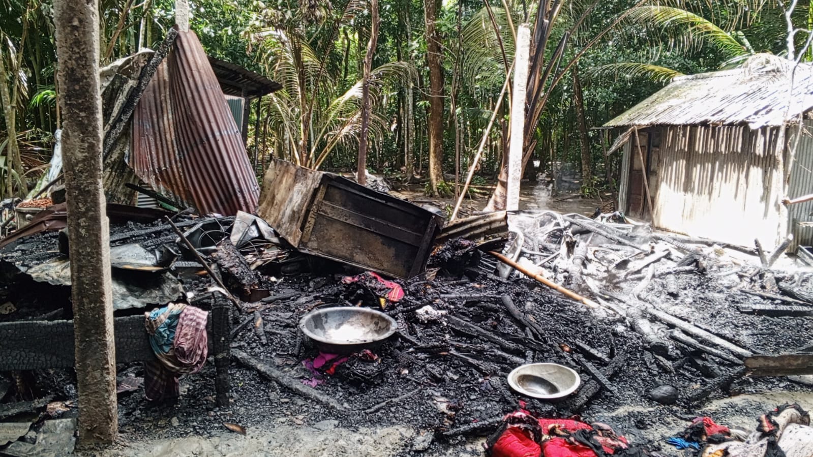 <span>খোলা আকাশের নিচে বসবাস / </span>ফরিদগঞ্জে বৈদ্যুতিক শটসার্কিটের আগুনে ভষ্মিভূত বসতঘর