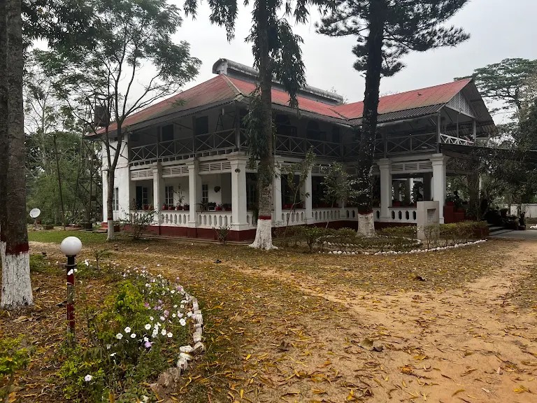 <span>মাধবপুরে তেলিয়াপাড়া চা বাগানে শ্রমিকরা সন্তুষ্ট / </span>ঐতিহ্যবাহী বাংলোর সৌন্দর্য বর্ধন কাজ করেন ব্যবস্থাপক দেওয়ান বাহা উদ্দিন আহমেদ লিটন