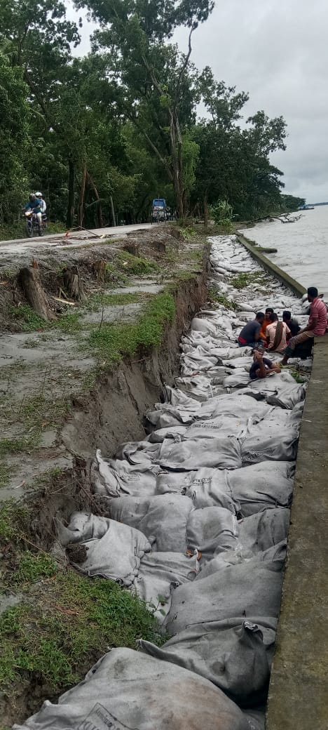 <span>আমখোলায় নদী ভাঙ্গন / </span>বিচ্ছিন্ন হওয়ার পথে গলাচিপা-পটুয়াখালী সড়ক, চরম ভোগান্তিতে মানুষ