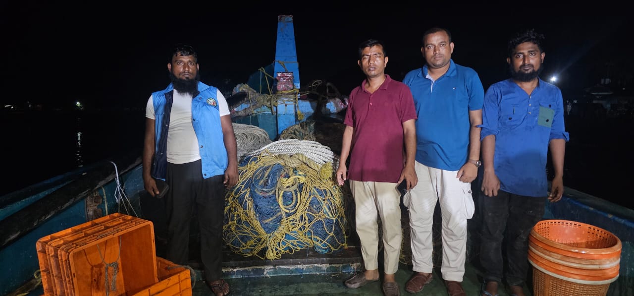 গলাচিপায় নদীতে অভিযান: ৩৩ লাখ টাকার অবৈধ জাল ও মাছসহ আটক ১৫ জেলে