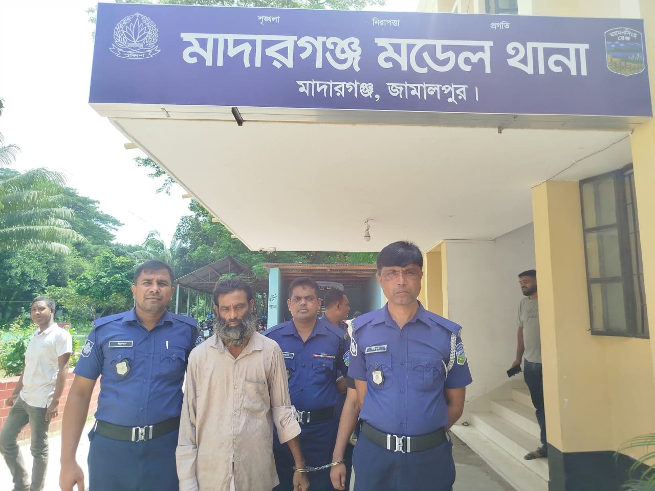 মাদারগঞ্জে শিশুকে ধর্ষনের অভিযোগে ধর্ষক শাহীন কুলি গ্রেফতার