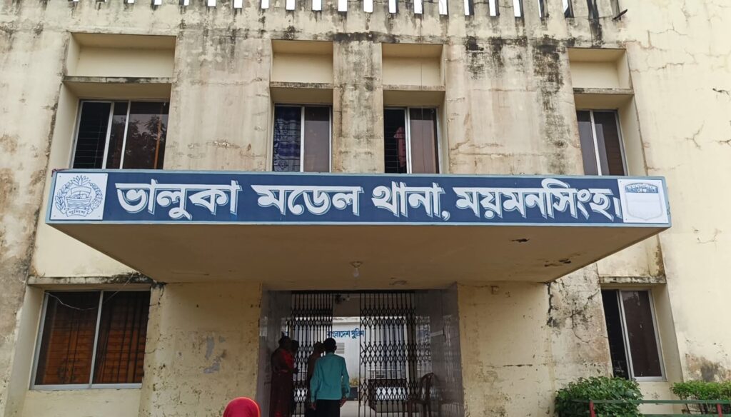 ভালুকায় বহিষ্কৃত নেতার অনুসারীদের মব সৃষ্টি, থানা থেকে আসামী ছিনিয়ে নেওয়ার চেষ্টা