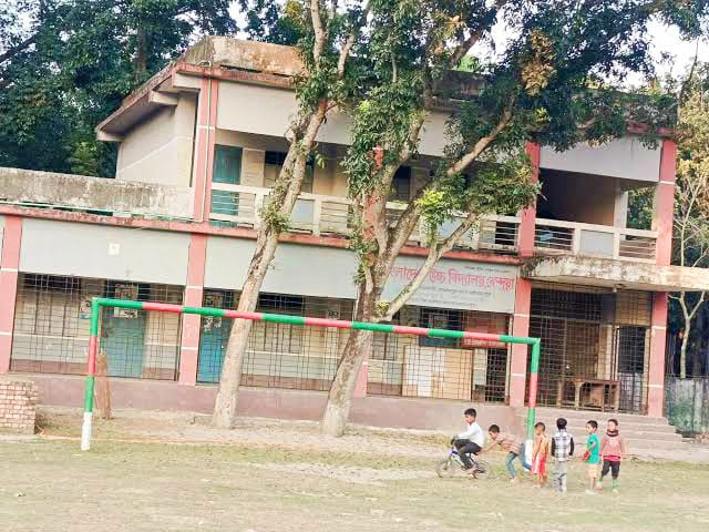 জামালপুরে ক্লাস চলাকালীন ইভটিজিং এর শিকার নারী শিক্ষার্থীরা