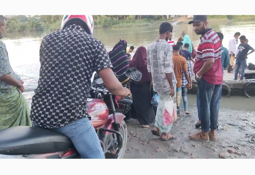গলাচিপার গোলখালী ইউনিয়নে ঝুঁকিপূর্ণ খেয়া পারাপার: জনদুর্ভোগ চরমে