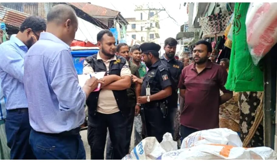 গলাচিপায় র‍্যাব-৮ এর অভিযানে বিপুল পরিমাণ নিষিদ্ধ পলিথিন জব্দ, দুই ব্যবসায়ীকে জরিমানা
