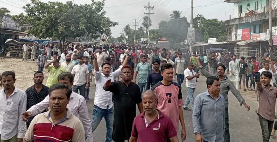 ফরিদগঞ্জে বিএনপি নেতা হান্নানের সমর্থকদের বিক্ষোভ, সড়কে আগুন