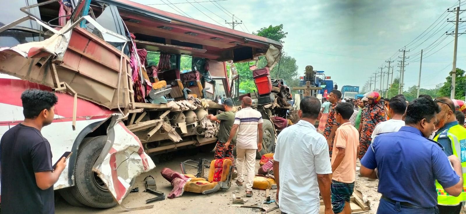 শায়েস্তাগঞ্জে দুই বাসের মুখোমুখি সংঘর্ষে নিহত ৩, আহত ৫০