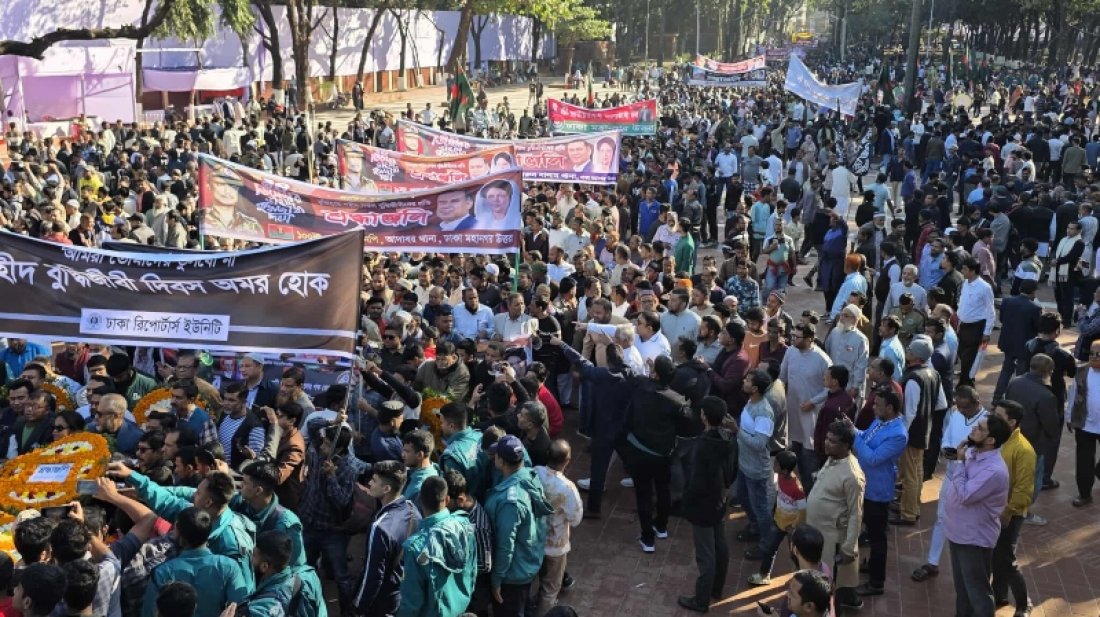 মিরপুরে বুদ্ধিজীবী স্মৃতিসৌধে মানুষের ঢল, ঘাতকদের বিচার দাবি