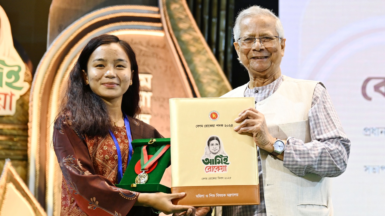 বেগম রোকেয়া পদক ঋতুপর্ণার কাছে ‘বিশেষ’