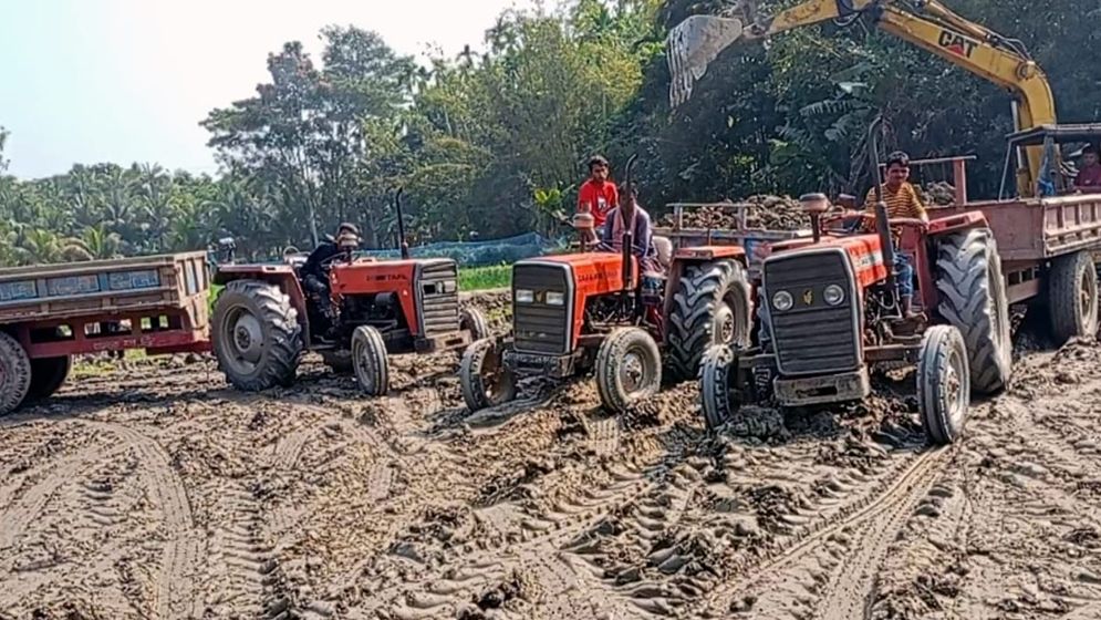 চাঁদপুরের ফরিদগঞ্জে টপসয়েল কেটে কৃষি জমি ধ্বংস করছে স্থানীয় দালাল চক্র