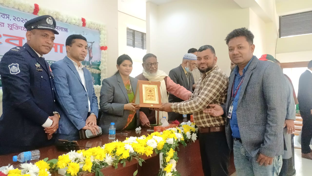 মহান বিজয় দিবসে সিরাজদিখান রিপোর্টার্স ইউনিটির সম্মাননা স্মারক গ্রহণ।