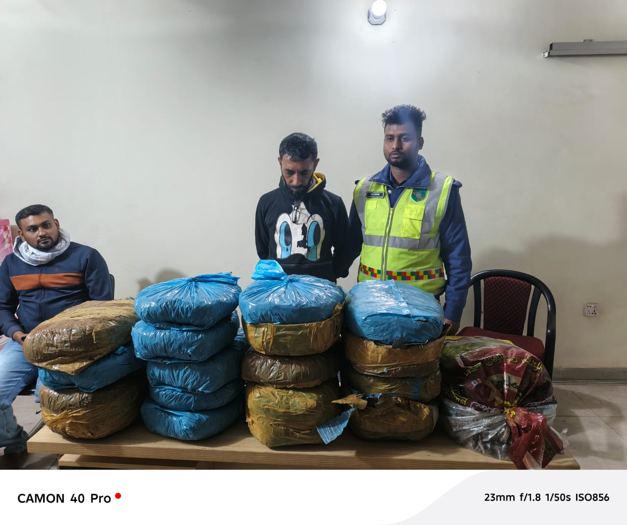 শায়েস্তাগঞ্জ হাইওয়ে পুলিশের অভিযানে ২০ কেজি গাজাসহ আটক ১