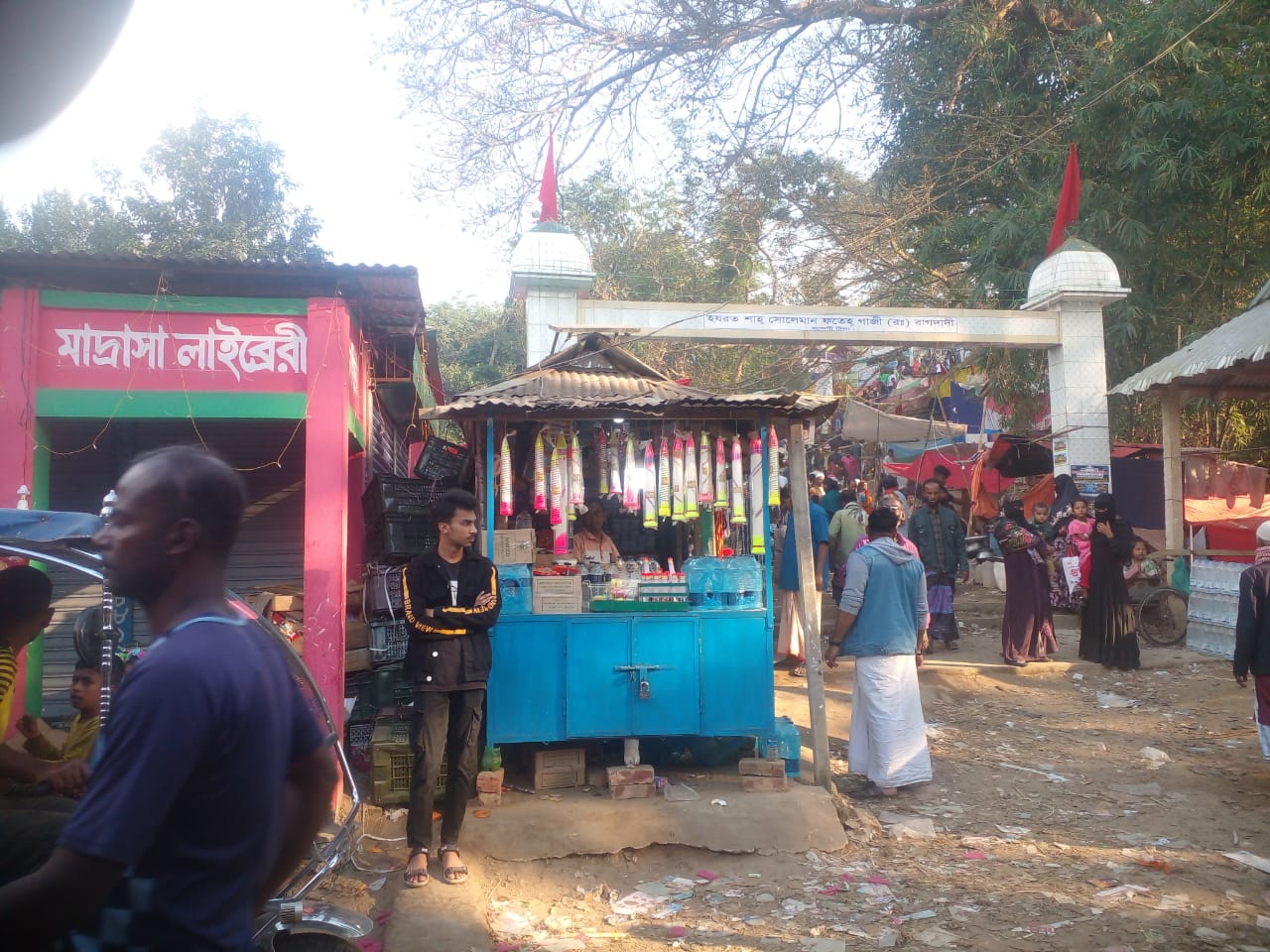 শাহজীবাজারে মাজার গেইটের সামনে সরকারি খাস জমিতে অবৈধ টং দোকান