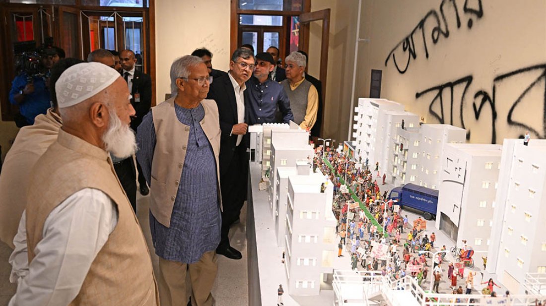 জুলাই স্মৃতি জাদুঘর ঘুরে দেখলেন প্রধান উপদেষ্টা