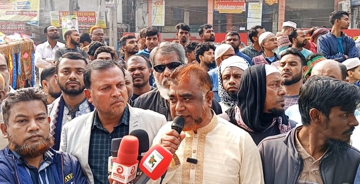 আশুলিয়ার জামগড়ায় জলাবদ্ধতা নিরসনে দোকানপাট বন্ধ রেখে মানববন্ধন ও বিক্ষোভ