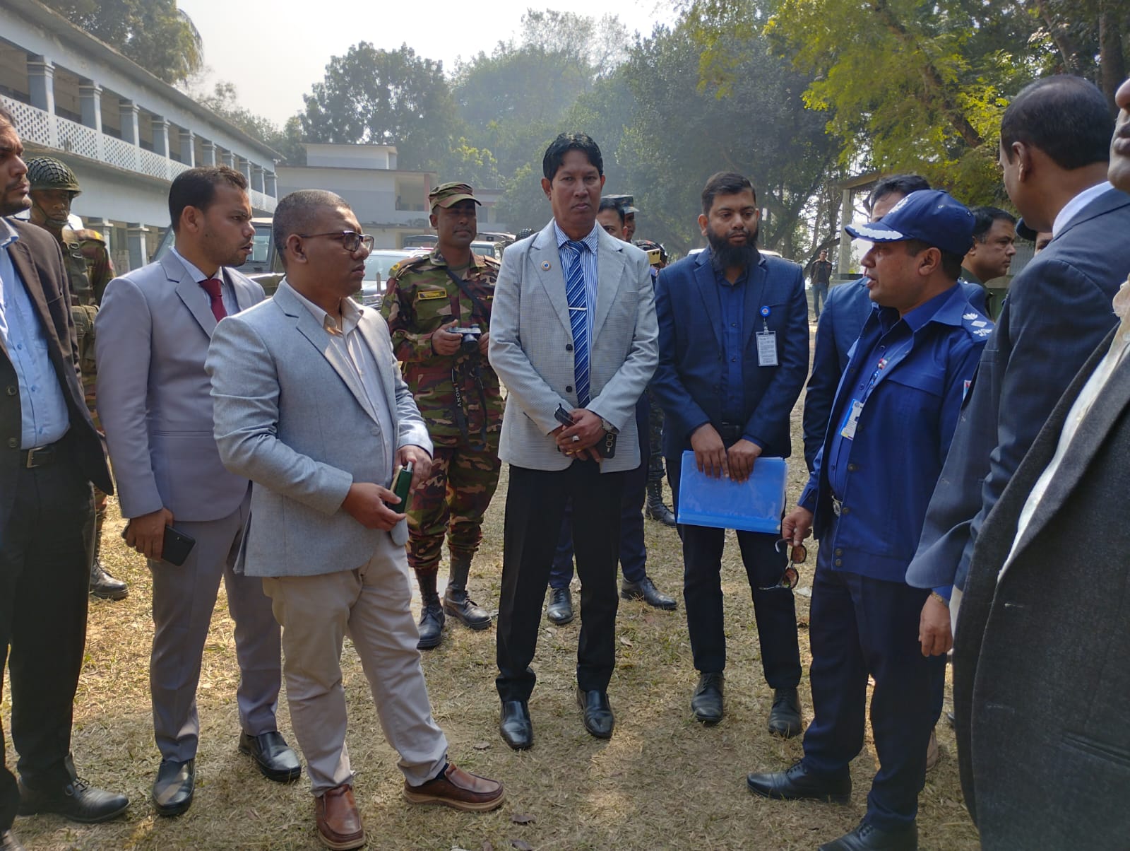 শ্রীপুরে ভোটকেন্দ্র ঘুরে দেখলেন জেলা প্রশাসক