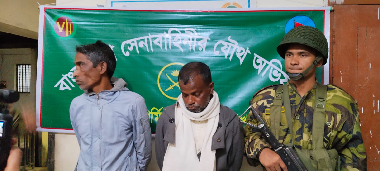 গলাচিপায় যৌথ বাহিনীর অভিযান: ইয়াবা ও দেশীয় অস্ত্রসহ দুই মাদক কারবারি আটক