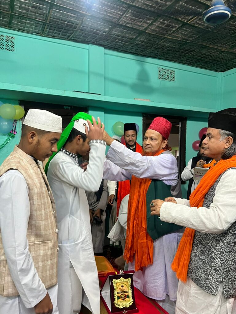 চুনারুঘাটে মুড়ারবন্দ দরবার শরীফে হাফিজিয়া মাদ্রাসার ৭ হাফেজকে পাগড়ি পরিধান ও দোয়া মাহফিল
