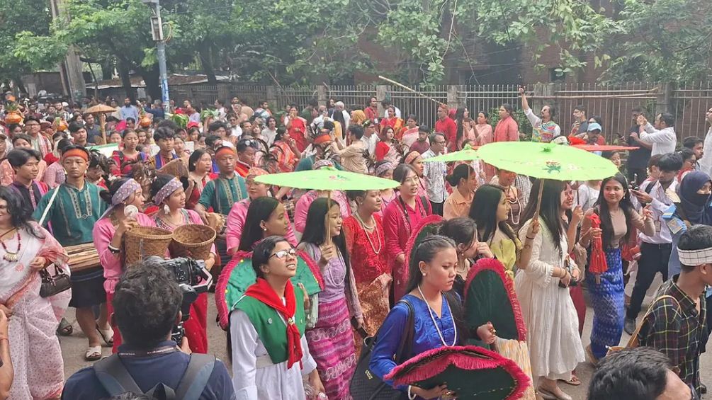 ঢাকাজুড়ে উৎসবের আমেজ, গরম উপেক্ষা করে মানুষের ঢল