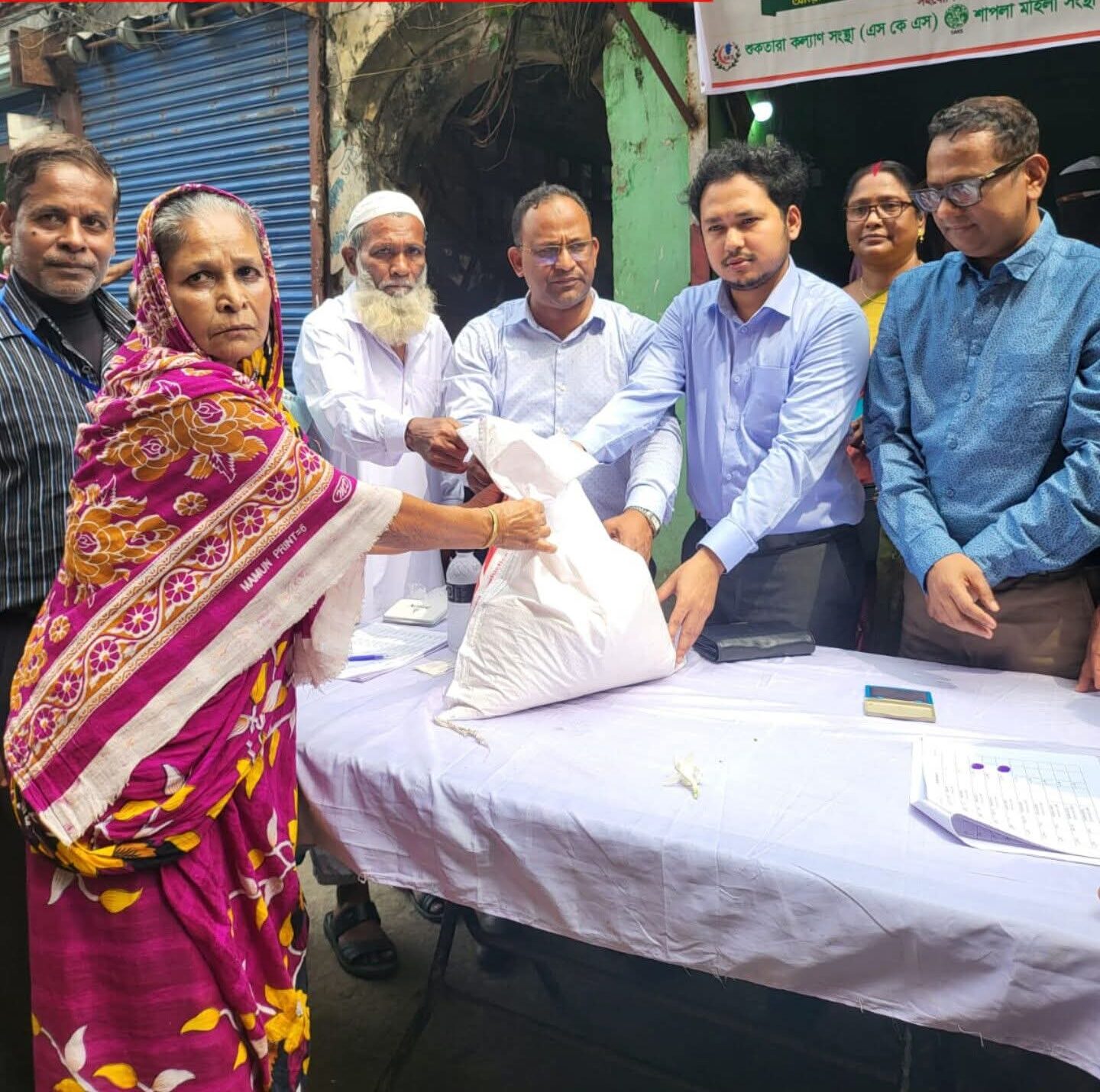 যৌনপল্লীর সুবিধা বঞ্চিত পরিবারের মাঝে জেলা প্রশাসনের চাল বিতরণ