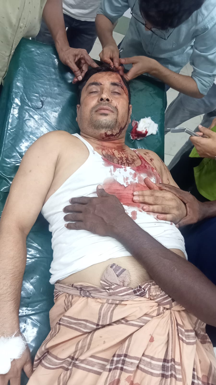 ফরিদগঞ্জে বেপরোয়া ট্রাক্টর চালাতে নিষেধ করায় প্রবাসী শাহাদাতকে কুপিয়ে জখম