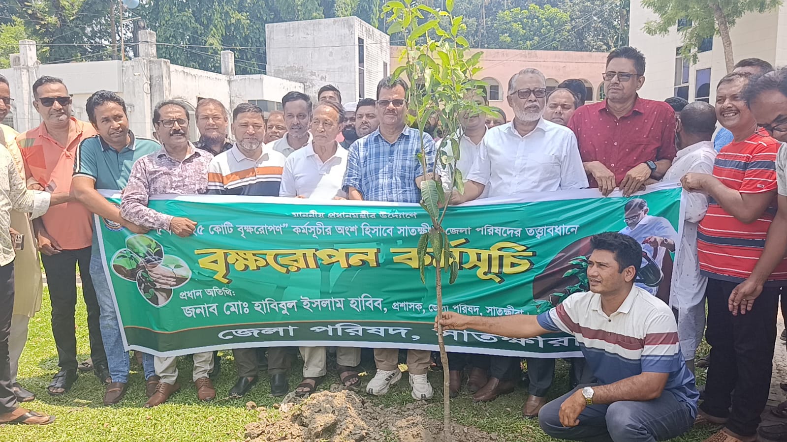 সাতক্ষীরায় বৃক্ষরোপণ কর্মসূচির উদ্বোধন করলেন জেলা পরিষদ প্রশাসক সাবেক এমপি হাবিব