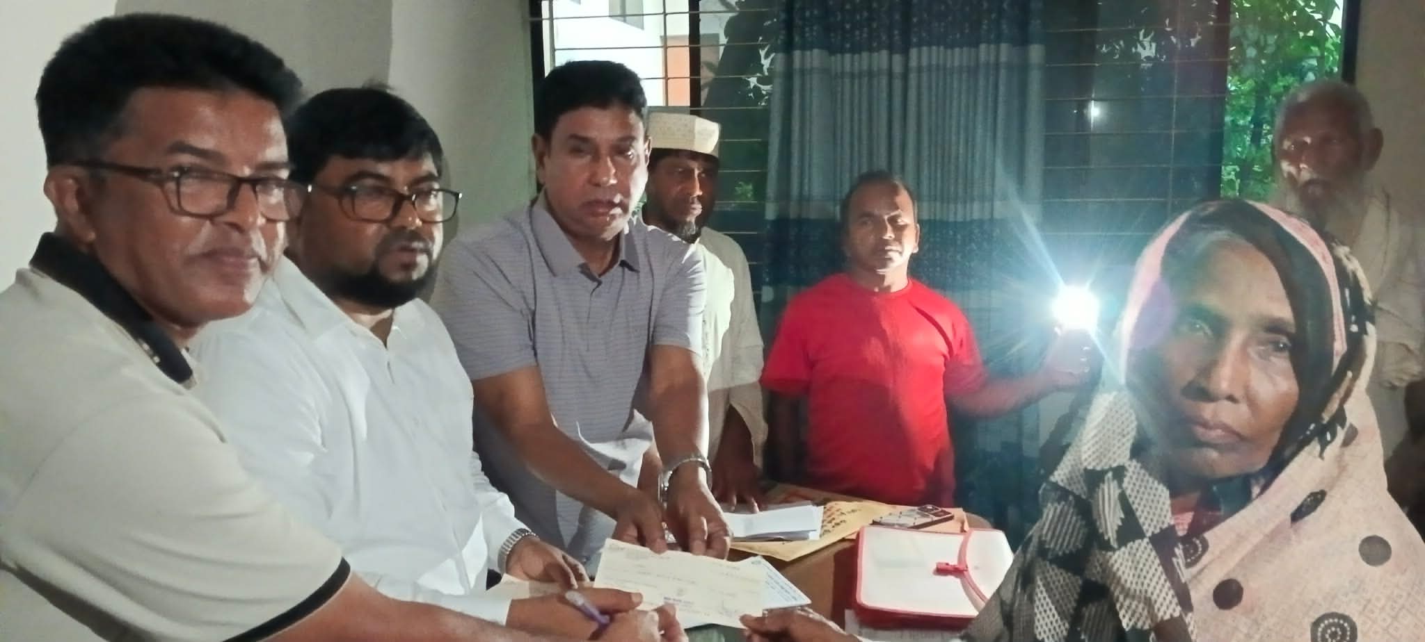 কালিয়াকৈরে জেলা পরিষদের পক্ষ থেকে হতদরিদ্রদের মাঝে ৯০ লক্ষ টাকার চেক বিতরণ 
