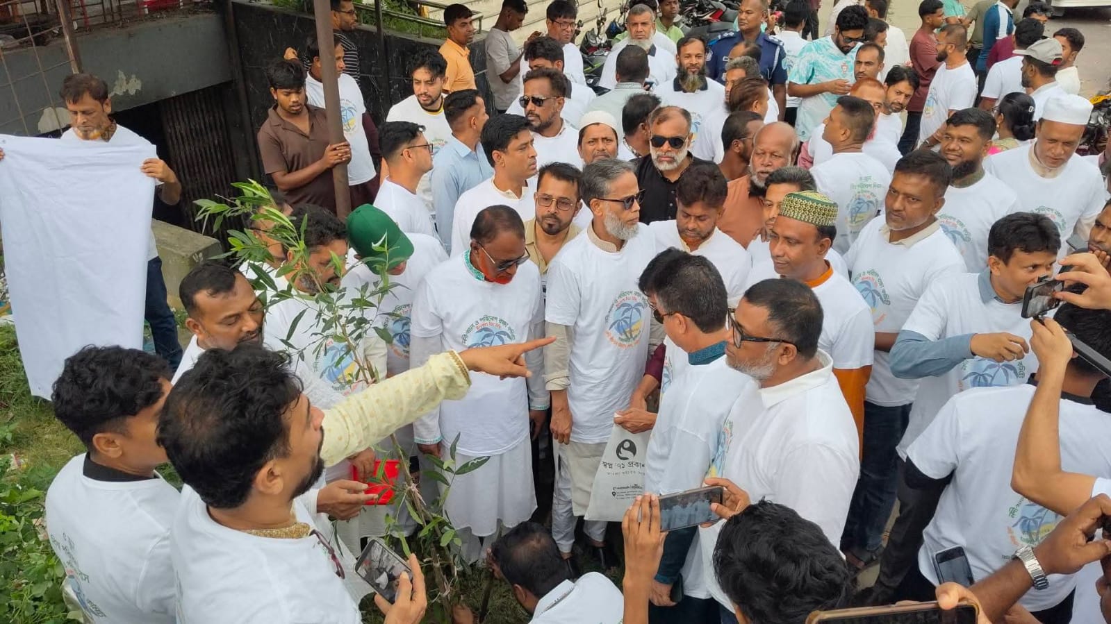 <span>বিশ্ব পরিবেশ দিবসে গজারিয়ায় র‍্যালী ও বৃক্ষরোপণ / </span>সকল নেতাকর্মীদের স্বউদ্যোগে ৫টি করে গাছ রোপণ করবো এটা হোক আমাদের অঙ্গিকার-কামরুজ্জামান রতন